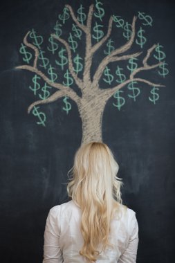 Çizim tebeşir para ağacı önünde mutlu sarışın iş kadını