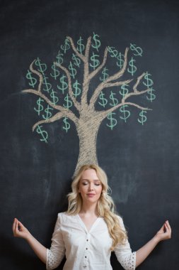 Çizim tebeşir para ağacı önünde mutlu sarışın iş kadını
