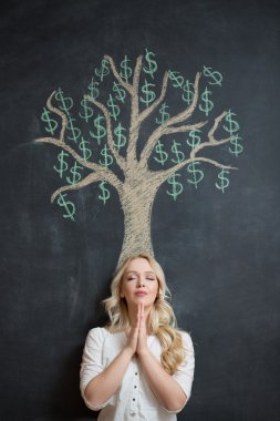 Çizim tebeşir para ağacı önünde mutlu sarışın iş kadını