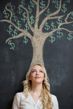 Çizim tebeşir para ağacı önünde mutlu sarışın iş kadını