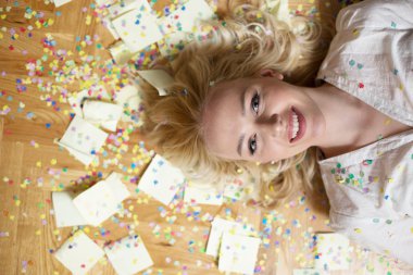 Neşeli genç kadın elleri konfeti süre dışarı uzanan 