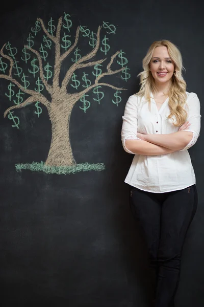 Heureuse blonde Femme d'affaires devant la craie argent arbre dessin — Photo