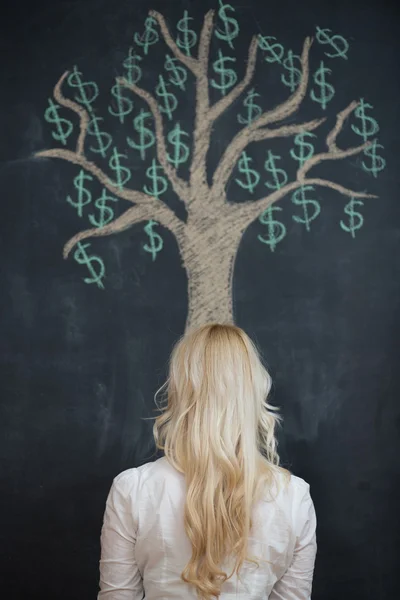Felice donna d'affari bionda davanti all'albero dei soldi del gesso disegno — Foto Stock