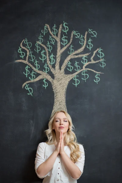 Felice donna d'affari bionda davanti all'albero dei soldi del gesso disegno — Foto Stock