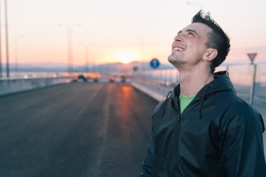 Sporsmen çalıştırmak hazırlanıyor. Atlet kros için hazırlanıyor. 