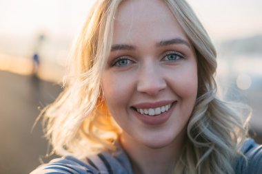 Genç kadın atlet break ve alma selfie sırasında geçiriyor