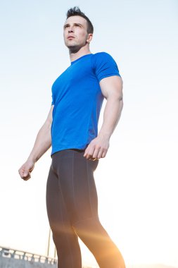 Genç sportif koyu tenli atlet karşı yolda eğitim 