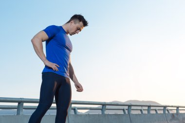 Genç sportif koyu tenli atlet karşı yolda eğitim 