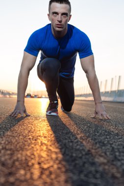 Başlangıç konumu açık havada spor erkekte portresi. Okumak için