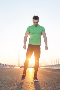 Bir köprüde koşu sonra germe.