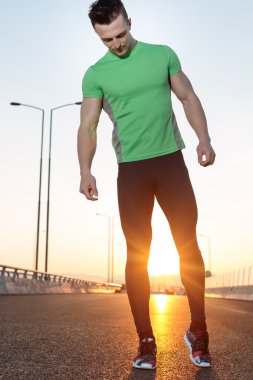 Koşu sonra germe. otoyolda günbatımı atış