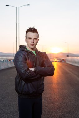 yakışıklı kentsel jogger rposing köprüde