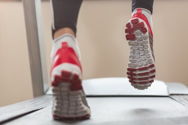 Bir spor salonunda egzersiz, fitn için bir koşu bandı kavram üzerinde koşan adam