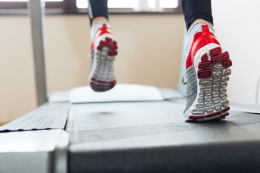 Bir spor salonunda egzersiz, fitn için bir koşu bandı kavram üzerinde koşan adam