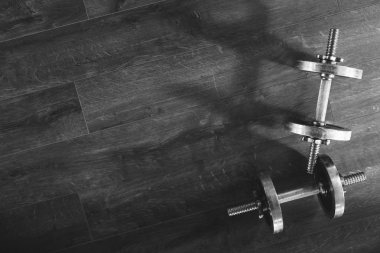 Bir dumbells bir spor salonu, healthz ahşap arka plan üzerinde yukarıdan 