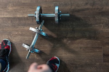 Bir dumbells bir spor salonu, healthz ahşap arka plan üzerinde yukarıdan 