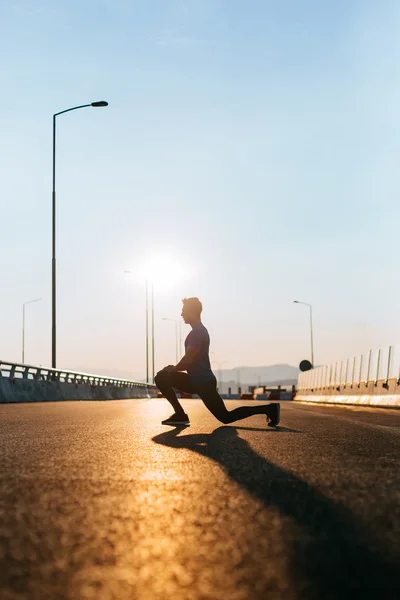 Male runner silhouette, Man running into sunset, colorful sunset — Stock Photo, Image