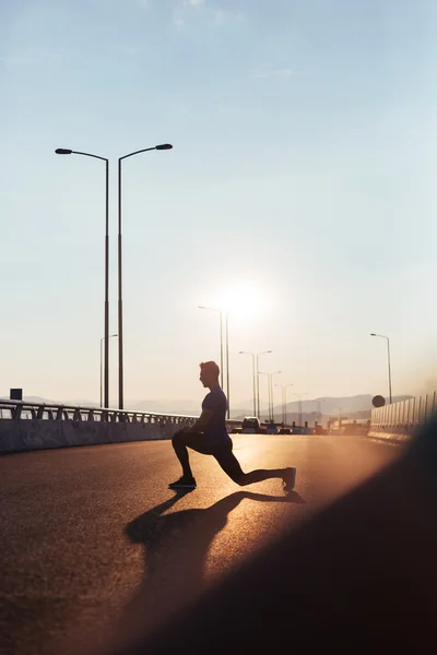 Hombre corredor silueta, Hombre corriendo hacia la puesta de sol, colorido atardecer — Foto de Stock