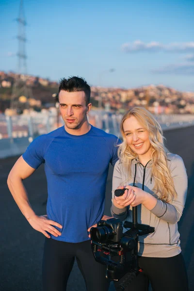 Videógrafa femenina con gimball video slr, retrato con modelo — Foto de Stock