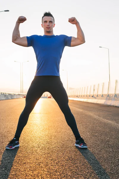 Logro de vida, éxito y concepto deportivo, puesta de sol en carretera , — Foto de Stock