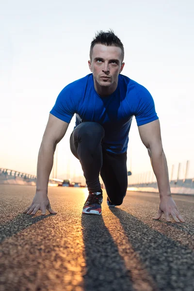 Portret van een man van de sport in beginpositie buitenshuis. Lezing voor — Stockfoto