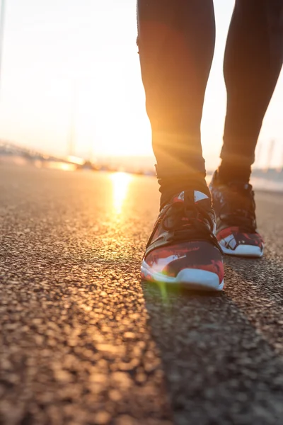 Füße eines Athleten, der auf einem Parkweg läuft, Training für Fitnes — Stockfoto