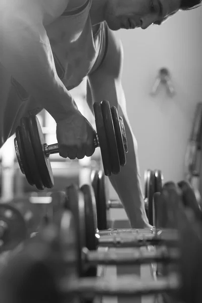 Primer plano de un joven musculoso levantando pesas, hombre caucásico —  Fotos de Stock