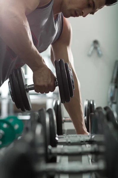 Closeup of a muscular young man lifting weights, Caucasian man — Stock Photo, Image