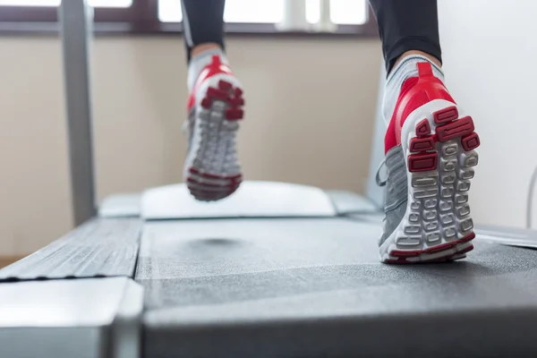 Hombre corriendo en un gimnasio en un concepto de cinta de correr para hacer ejercicio, fitn —  Fotos de Stock