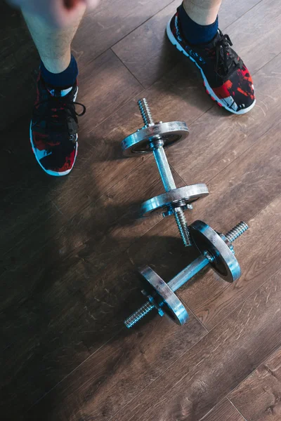 Vue de dessus d'un haltères sur un fond en bois dans une salle de gym, healthz — Photo