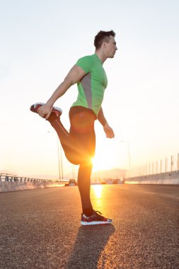 Bir köprüde koşu sonra germe.