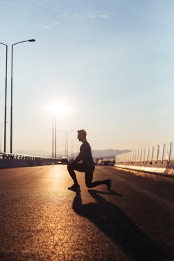 Erkek koşucu siluet, gün batımına doğru koşan adam renkli günbatımı