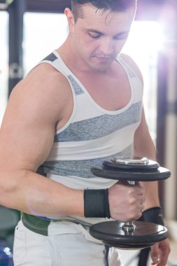 pazı - dumbbell konsantrasyon bukleler çalışan genç adam