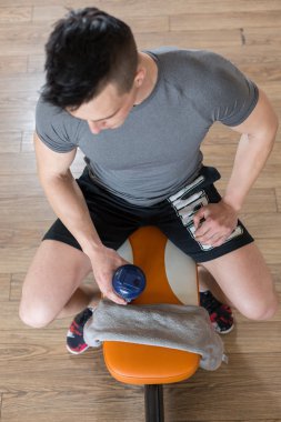 Adam spor salonunda sıra sıkıştırma egzersiz sırasında