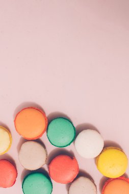 Renkli Fransa macarons pembe arka plan - kopya alanı üzerinde