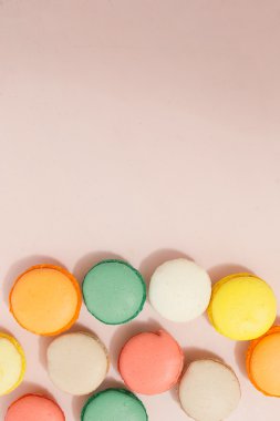 Renkli Fransa macarons pembe arka plan - kopya alanı üzerinde