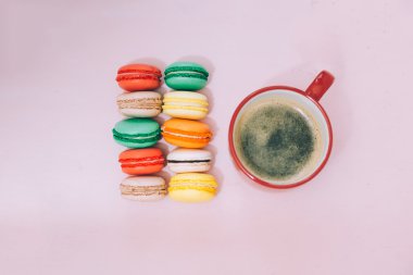 Sabah americano kahve renkler ile Fransız macarons