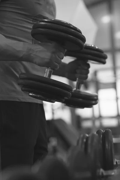 Closeup of a muscular young man lifting weights, Caucasian man — Stock Photo, Image