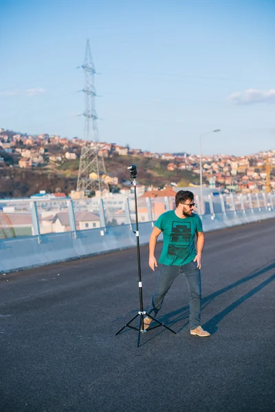 Homme utilisant un équipement professionnel — Photo