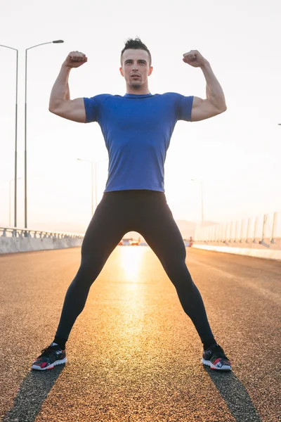 Conquista de vida, sucesso e conceito de esporte, pôr do sol na estrada , — Fotografia de Stock