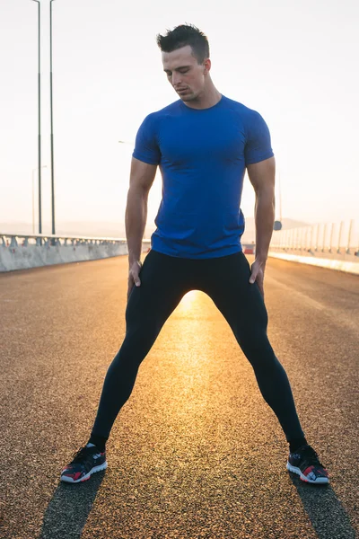 Hombre huyendo. Corredor masculino en el entrenamiento de velocidad de carrera para maratho — Foto de Stock