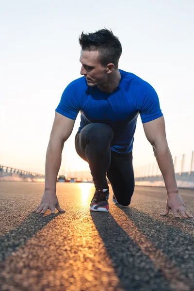 Portret mężczyzny sportowe w pozycji początkowej na zewnątrz. Czytanie dla — Zdjęcie stockowe