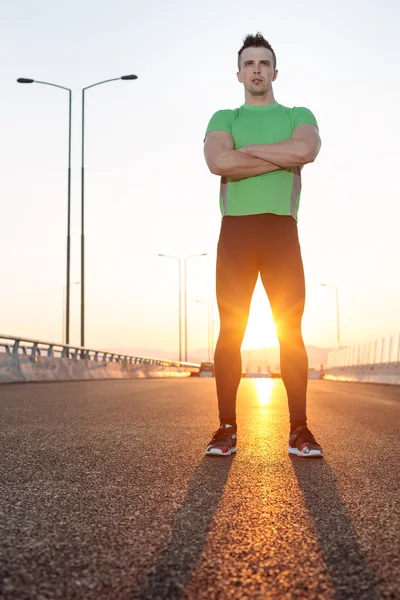 Portrét mužské běžec užívání přestávky po spuštění stát na — Stock fotografie