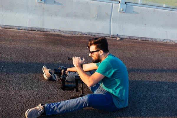 Homem usando equipamento profissional — Fotografia de Stock