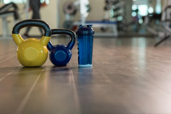 Desporto familiar ou conceito de perda de peso. Dumbbells, toalha e agitador — Fotografia de Stock