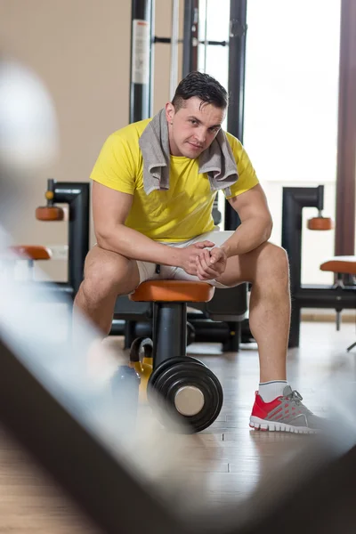 Retrato de un joven físicamente en forma — Foto de Stock