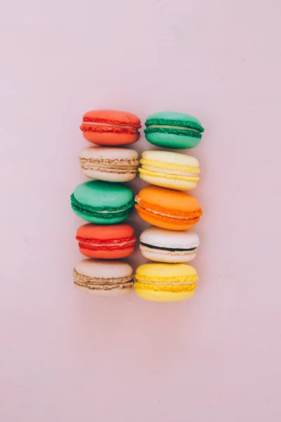 Traditionelle farbenfrohe Macarons in einer Reihe — Stockfoto