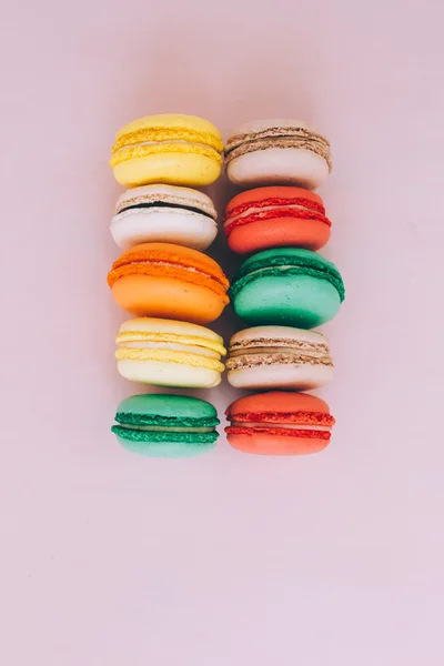 Bunte france macarons auf rosa Hintergrund — Stockfoto