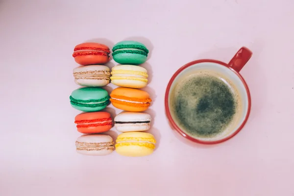 Eine Tasse amerikanischer Morgenkaffee mit bunten französischen Macarons — Stockfoto