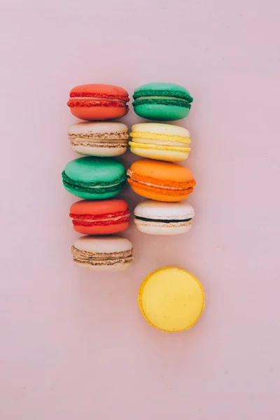 Traditionelle farbenfrohe Macarons in einer Reihe — Stockfoto